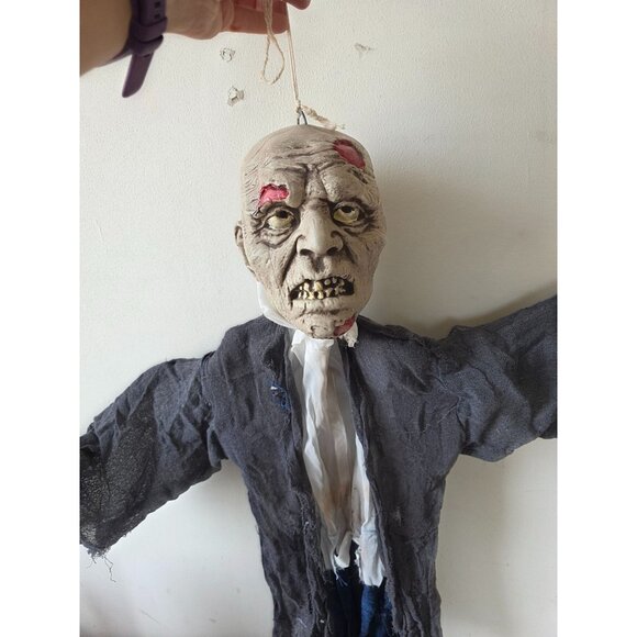 Hanging zombie Halloween prop life size scary skull - Picture 2 of 11
